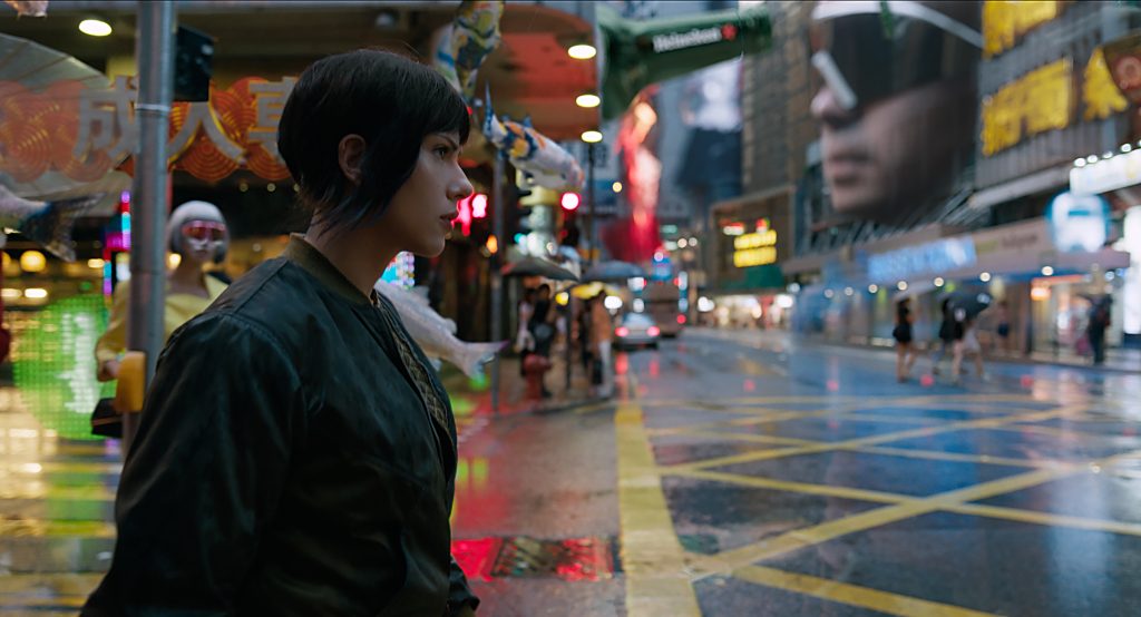 Cyberpunk próximo: os hologramas das ruas do filme não diferem muito de experiências reais com realidade aumentada.