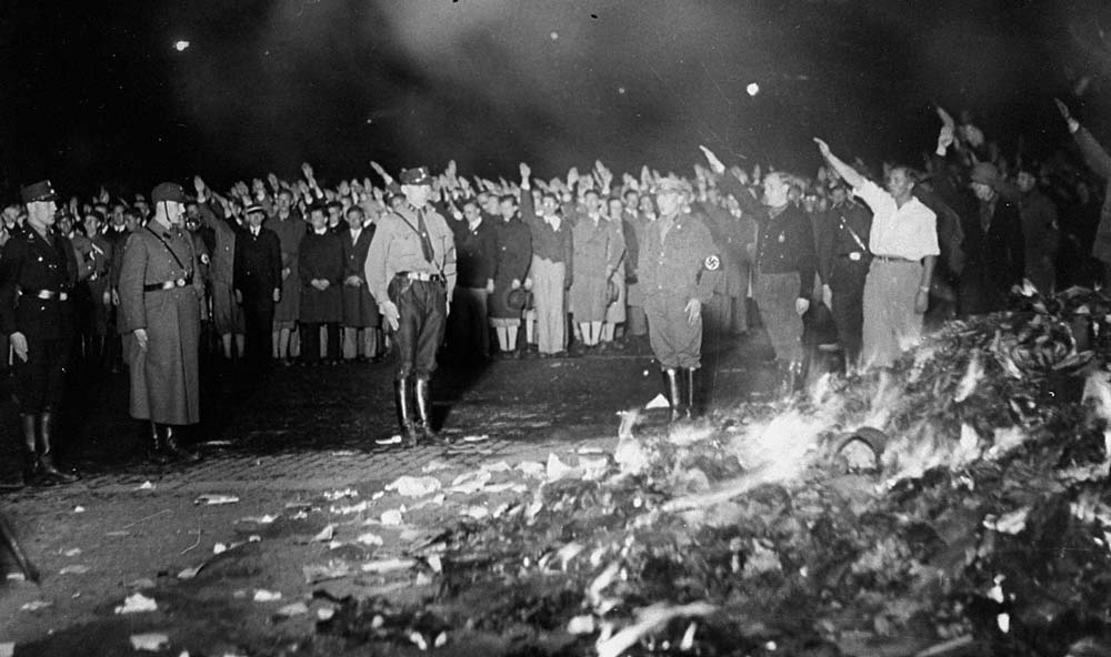 Nazistas queimam obras literárias de intelectuais em praça pública, 1933