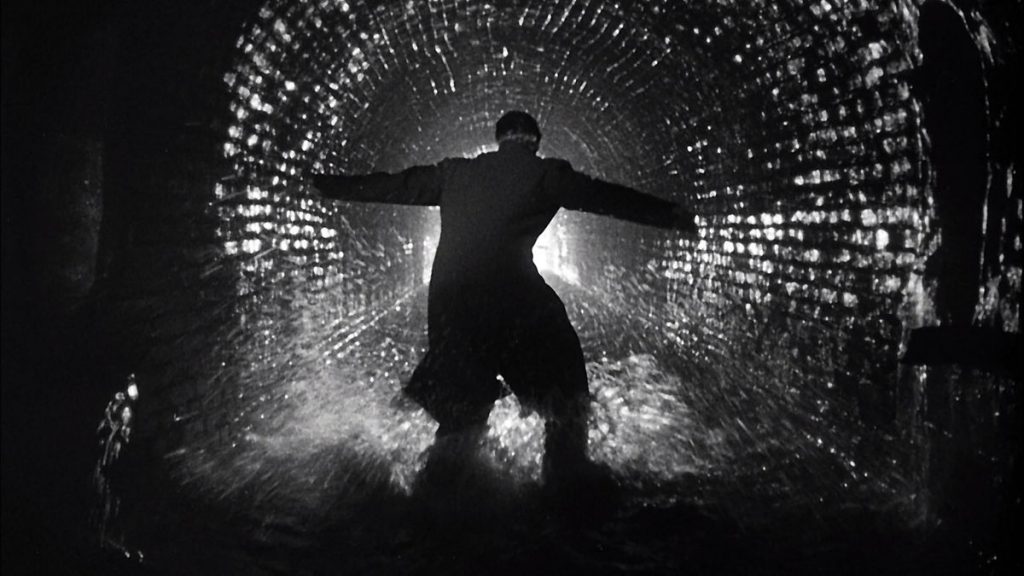 Contrastes: Clássico do cinema noir, "O Terceiro Homem" (dirigido por Carol Reed e com Orson Welles no elenco principal), de 1949, foi a principal inspiração para a fotografia e roteiro do vídeo de "Smooth Criminal" (Foto: Reprodução).