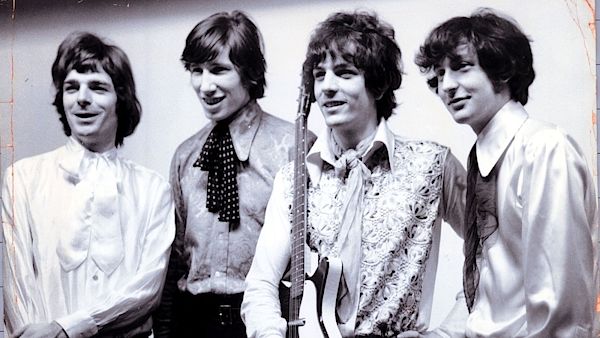 Da esquerda para direita, Richard Wright, Roger Waters, Syd Barrett e Nick Mason