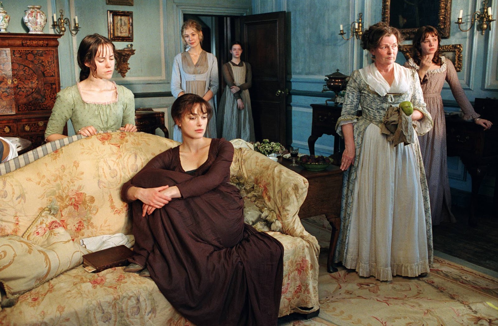 Na foto vemos cinco mulheres numa sala, com a protagonista, Elizabeth Bennet, na frente 