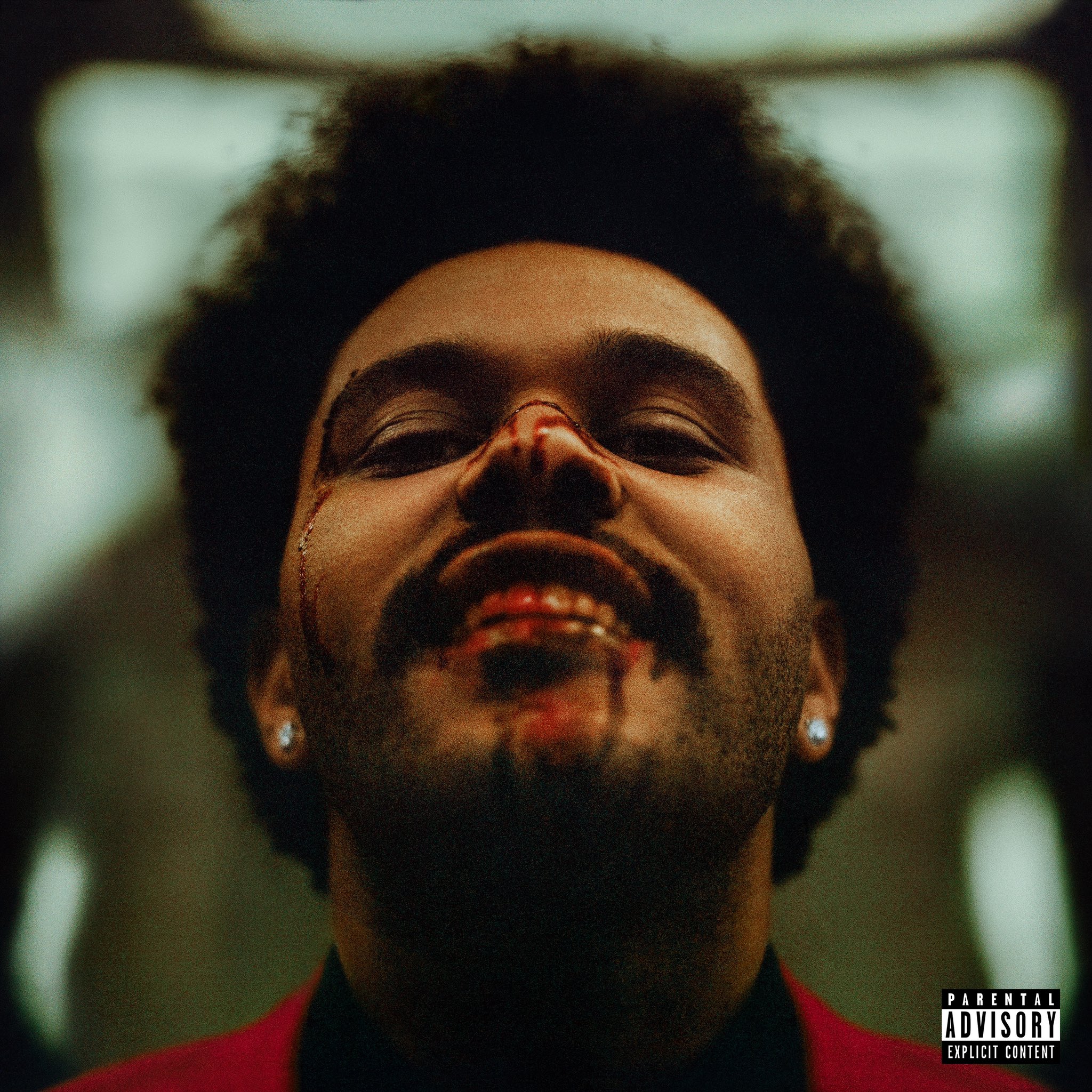 Capa do álbum After Hours. O cantor The Weeknd aparece olhando para a câmera e sorrindo, com sangue escorrendo no nariz e nos dentes. Ele é um homem negro perto dos 30 anos, com cabelo estilo blackpower e um brinco de brilhante em cada orelha, ele usa um terno vermelho