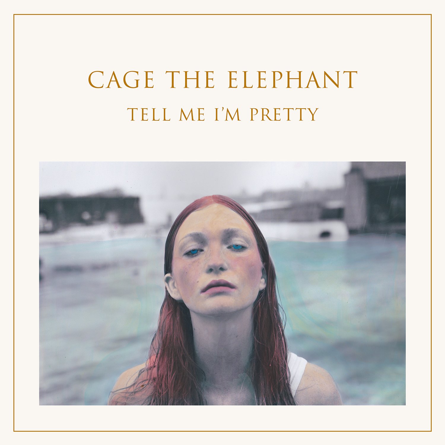 Capa do álbum Tell Me I'm Pretty da banda Cage The Elephant. É uma capa branca, com o nome da banda escrito no topo e logo abaixo o nome do cd, com letras douradas. Do meio pra baixo vemos a foto de uma mulher branca, ruiva e de olhos azul piscina