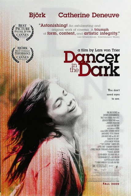 A imagem mostra Bjork de olhos fechados e sorrindo no canto inferior esquerdo. Acima, foi adicionado o título do filme, comentários da crítica elogiando a performance, e os prêmios recebidos no Festival de Cannes. 