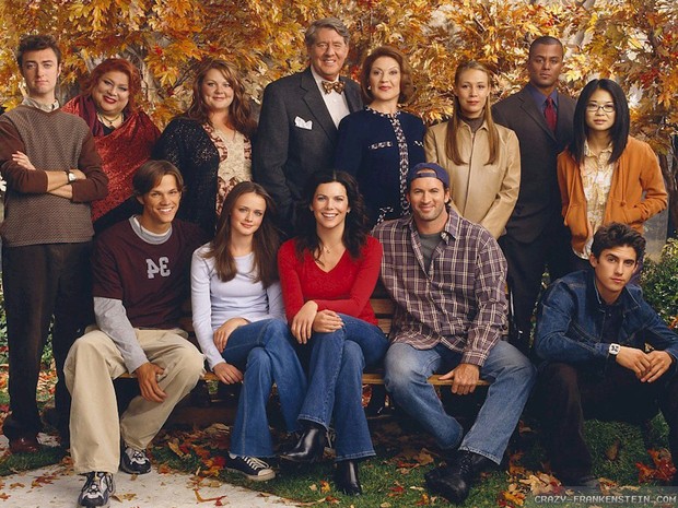 A foto contém todos os personagens da séries enfileirados, com Rory e Lorelai no centro.