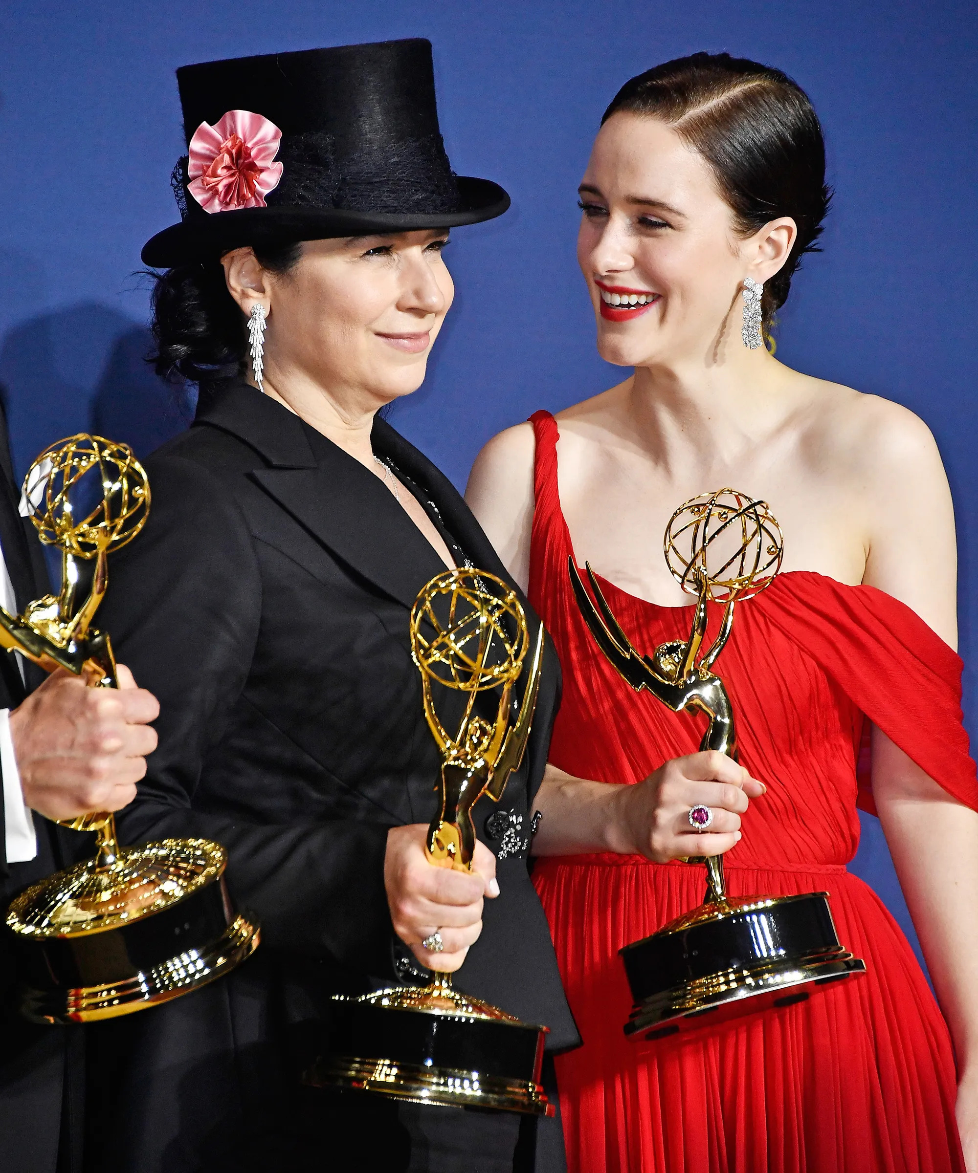 Foto de Amy Sherman-Palladino à direita e Rachel Brosnahan no Emmy.