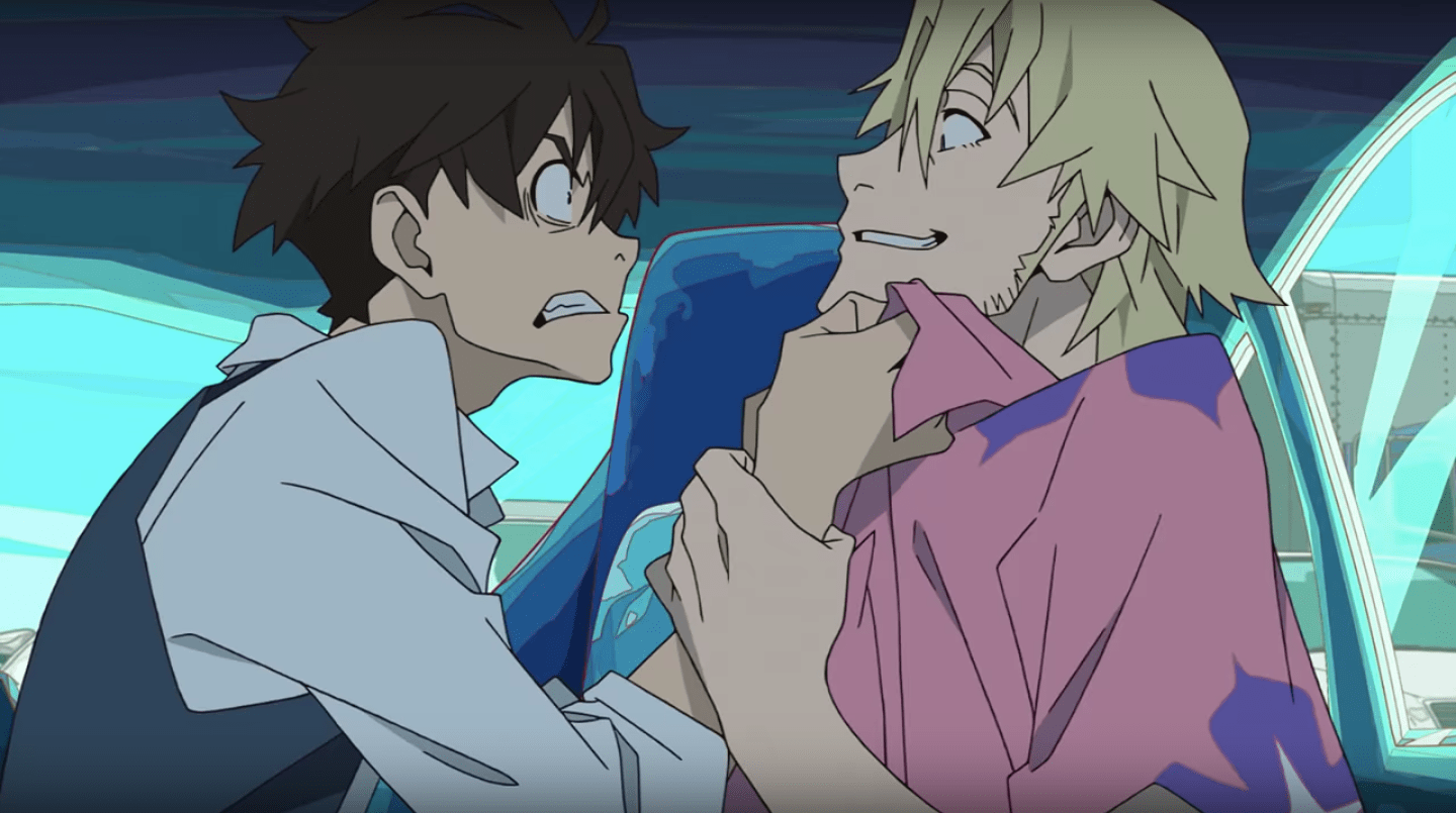 Makoto, o personagem principal de cabelo castanho usando uma blusa branca com um colete azul, está segurando ameaçadoramente o loiro do Laurent pela camisa havaiana rosa dele.