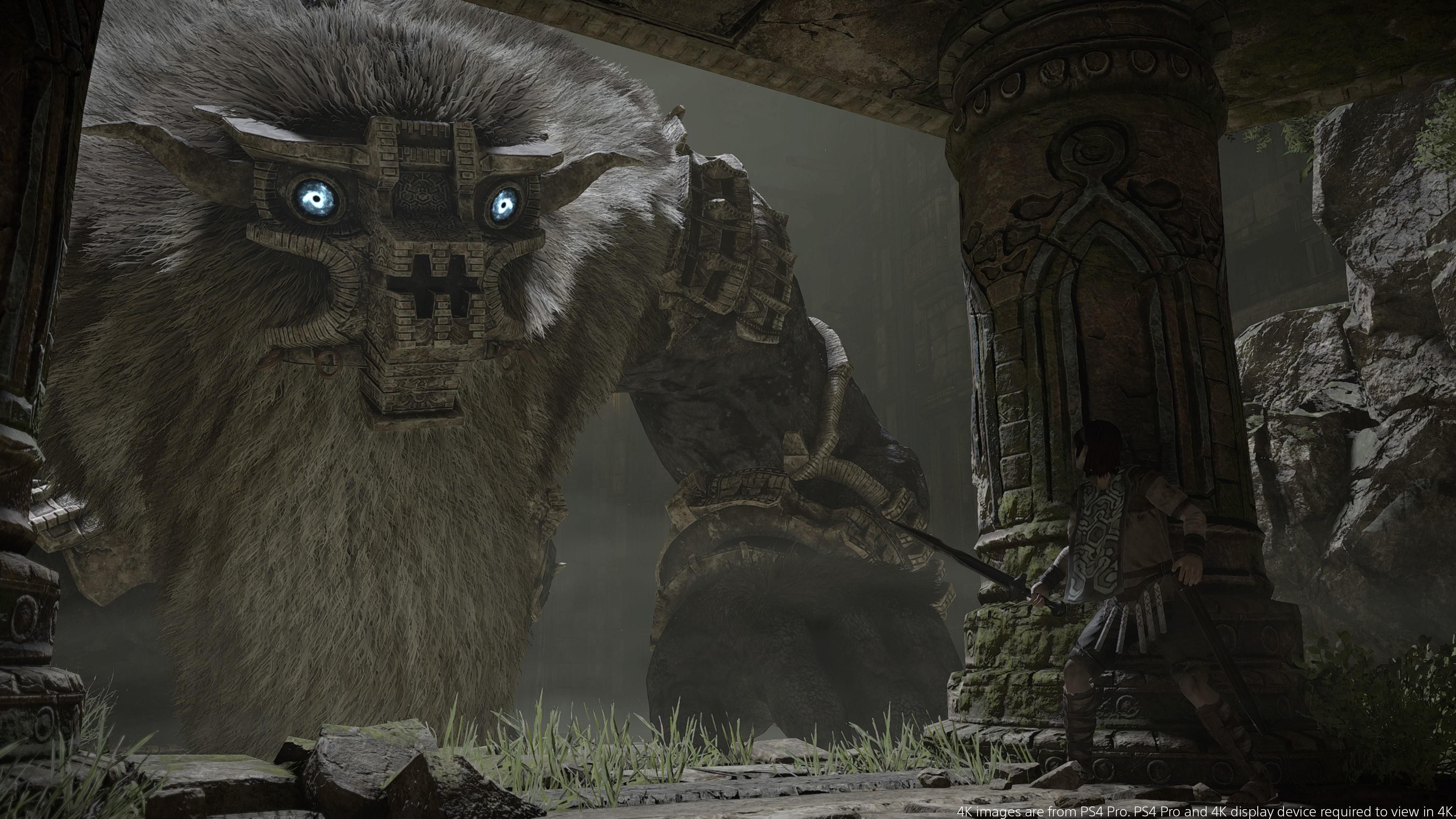 Um gigante com olhos azuis olha para uma pilastra, ele é escuro e tem barba grisalha, e atrás da pilastra está o humano que ele está caçando
