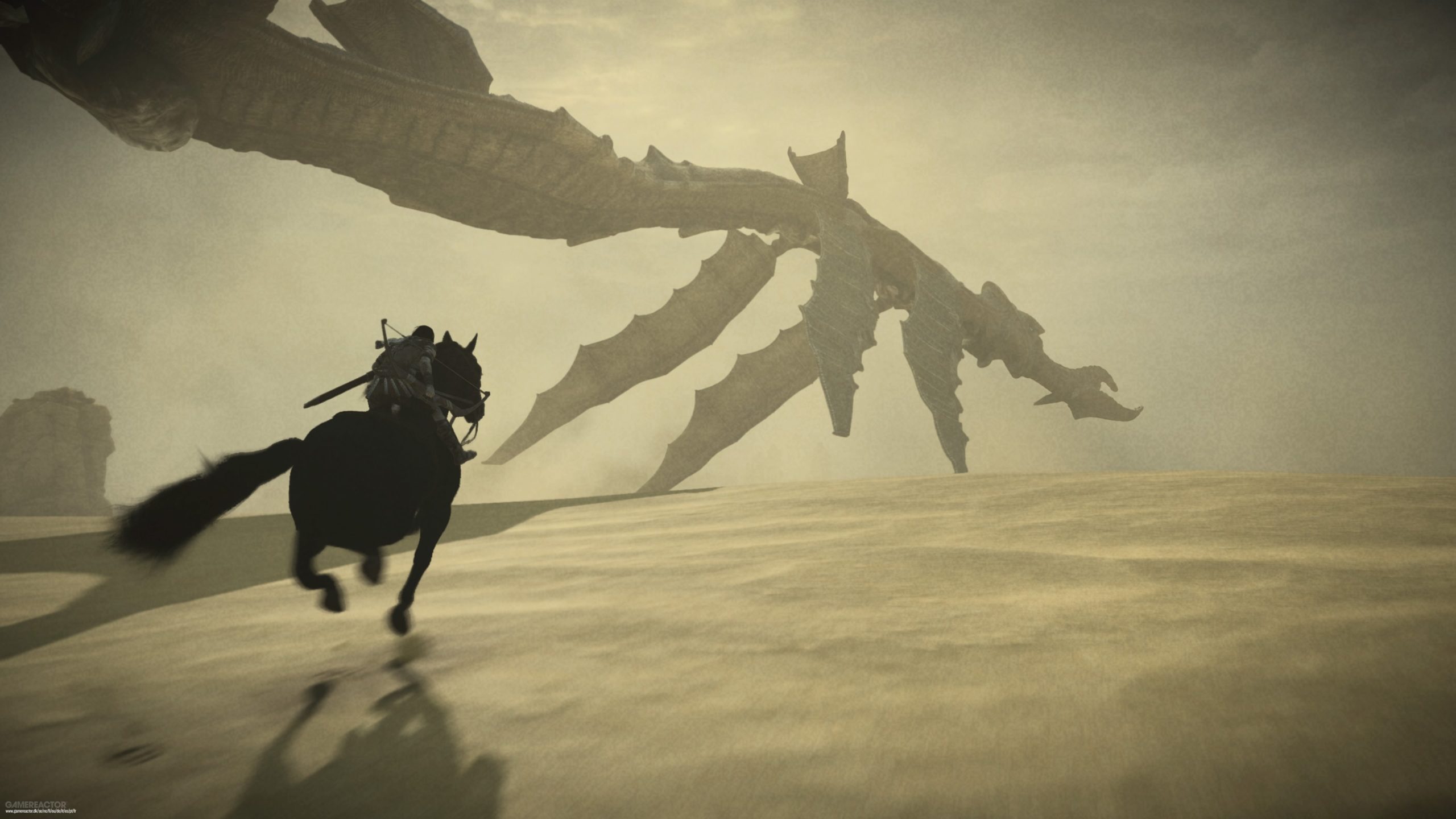 Um homem montado num cavalo corre no deserto