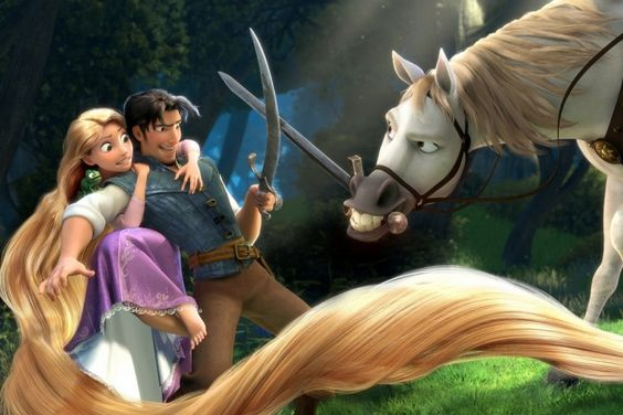 A imagem mostra Rapunzel agarrada às costas de Flynn Rider que segura uma espada. Ele duela com o cavalo branco Max, que tem uma espada entre os dentes. Eles estão em uma floresta e o cabelo comprido de rapunzel toma o primeiro plano da imagem.