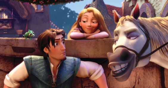 A imagem mostra os desenhos dos personagens Flynn Rider, Rapunzel, do camaleão Pascal e do cavalo Max. Ao fundo vemos um vilarejo.