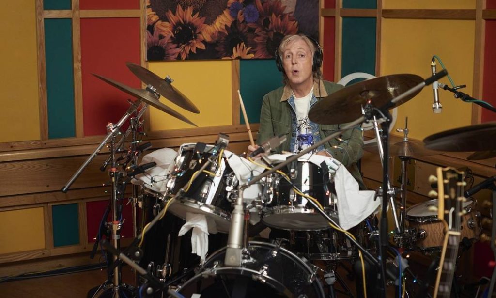 Paul McCartney tocando bateria