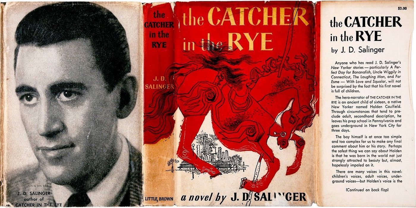 A imagem é uma fotografia do livro O Apanhador no Campo de Centeio aberto em sua capa e quarta capa. Ao lado esquerdo, na quarta capa, há uma fotografia do autor J. D. Salinger. Enquanto, à direita, há a imagem da capa e orelha do livro.