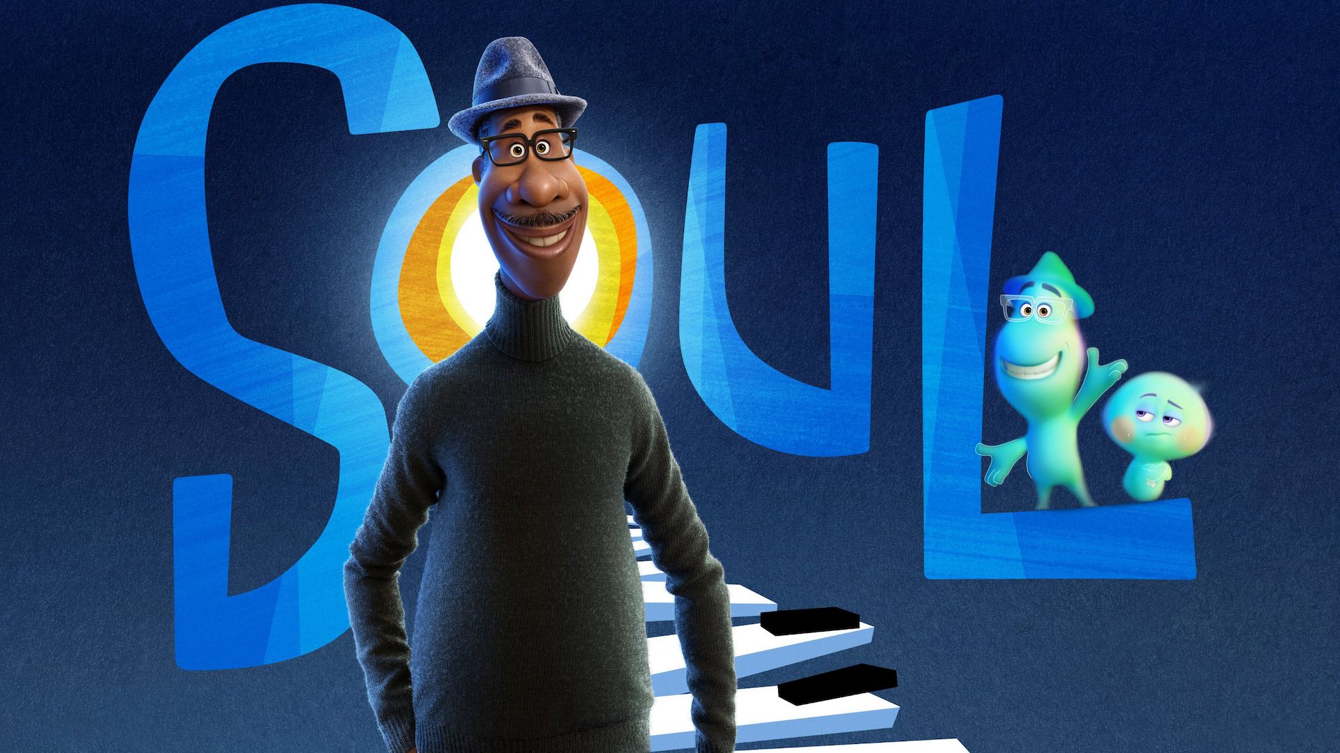 Em primeiro plano está o protagonista, Joe Gardner, em sua forma humana. Ele é negro, usa óculos, um chapéu, um casaco preto e sorri olhando para frente. Ao fundo, há uma escadaria feita com teclas de piano, levando ao letreiro do filme “Soul”, com a representação astral de Joe acenando ao lado de 22, em cima da letra “L”. O fundo da imagem é azul marinho.