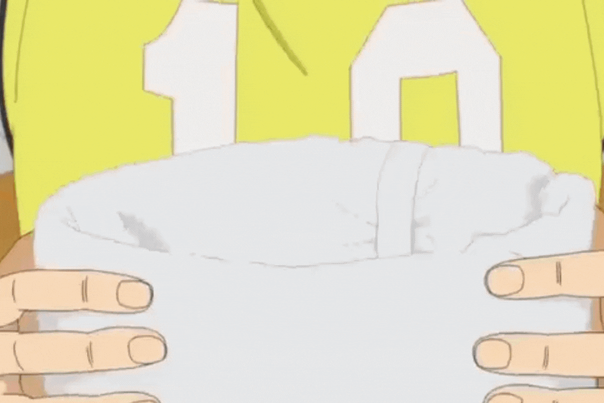 Cena da animação Haikyuu!! Hinata coroa Kageyama com uma toalha. Há uma troca de cena onde Kageyama está usando o uniforme do time e uma cora de verdade em um lixão. A cena volta ao normal e ele atira a toalha e joga no Hinata, depois sorri.