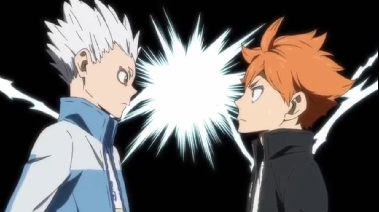 Cena da animação Haikyuu!! Hinata, de cabelo laranja, e Hoshiumi, de cabelo branco levantado, se encaram enquanto raios se chocam em um fundo preto;