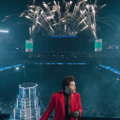 O GIF contém um trecho do show do intervalo realizado por The Weeknd no Super Bowl. Por uma vista panorâmica, o cantor - vestindo um terno vermelho vivo, cravejado de brilhantes e cabelo black - aparece sozinho no topo performando, enquanto o estádio e os fogos de artifício compõem o fundo da imagem.
