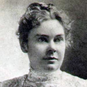 Foto em preto e branco de Lizzie Borden, uma mulher branca com cabelos e olhos claros. Seus cabelos estão presos em um coque, e ela usa uma roupa branca rendada de gola alta. Seus olhos estão fixados em algum ponto fora do campo da foto, de forma incômoda.