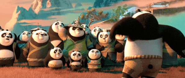 GIF de uma cena do filme Kung Fu Panda 3. No GIF, Po ao lado direito no primeiro plano está se movimentando fazendo um golpe de kung fu no para o lado esquerdo. Ao fundo, pandas adultos e crianças observam com olhar surpreso Po.