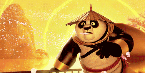 Gif de uma cena do filme Kung Fu Panda 3. No GIF Po está em movimento com um olhar de espanto, ao lado direito. O panda veste um chapéu chinês e uma capa dourada. Em um fundo dourado e brilhante, pétalas rosas estão em movimento.