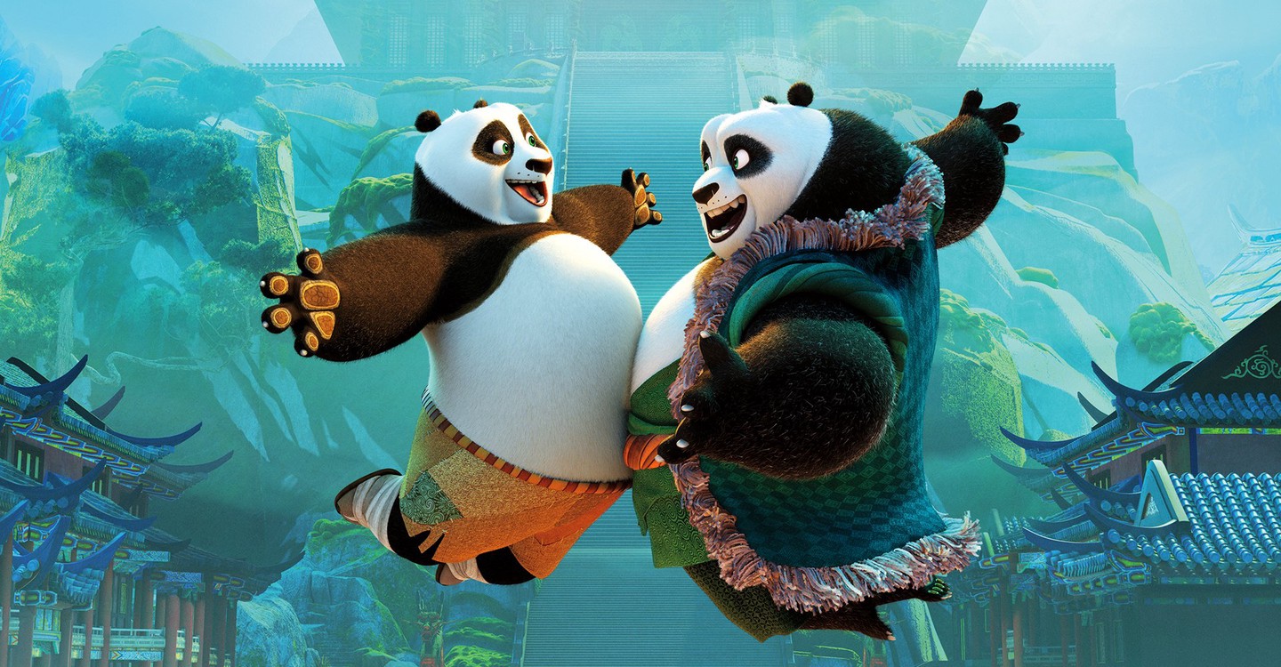 Cena do filme Kung Fu Panda 3. Na imagem, no primeiro plano, a esquerda Po e a direita seu pai Li estão saltando e encostando as barrigas com olhar de felicidade. Ao fundo um templo chinês em menor opacidade e casas em arquitetura chinesa.