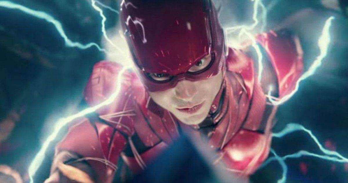 Cena do Snyder Cut. Na cena, vemos o Flash na armadura vermelha e correndo entre raios azuis. O Flash é um jovem branco, que usa uma armadura vermelha e com detalhes escuros. Ele corre no meio da Força de Aceleração, entre os Raios azuis. 