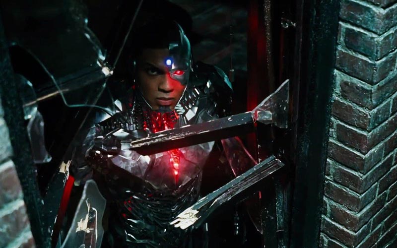 Cena do Snyder Cut. Nela, vemos Ciborgue olhando por uma janela quebrada. Ele é um homem negro fundido a um robô. Seu corpo é quase todo metálico e robótico, mas seu olho esquerdo é vermelho, mesma cor de um núcleo de energia presente em seu peito.