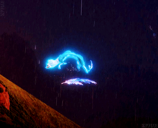 No GIF o dragão Sisu, com um design semelhante ao dragão chinês, voa pelos ar sob a chuva. Ela possui uma pelagem azul clara com algumas mechas roxas.
