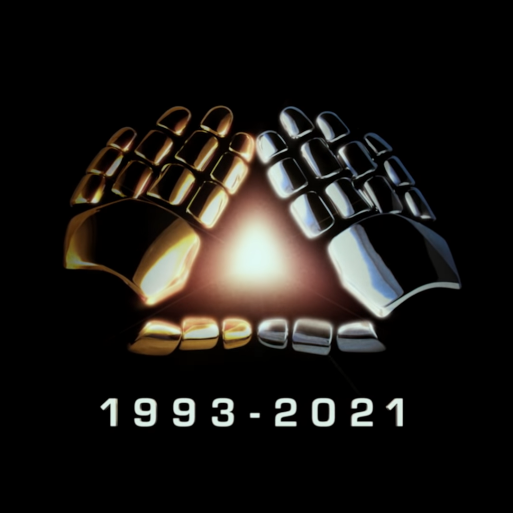 Imagem do vídeo 'Epilogue', de Daft Punk. A imagem tem fundo preto e uma ilustração de duas mãos, uma prateada e uma dourada, representando o duo. As mãos estão no centro e se encontram, formando um triângulo. No meio do triângulo, surge uma luz e embaixo das mãos está escrito 1993 - 2021, a data de duração da dupla. 