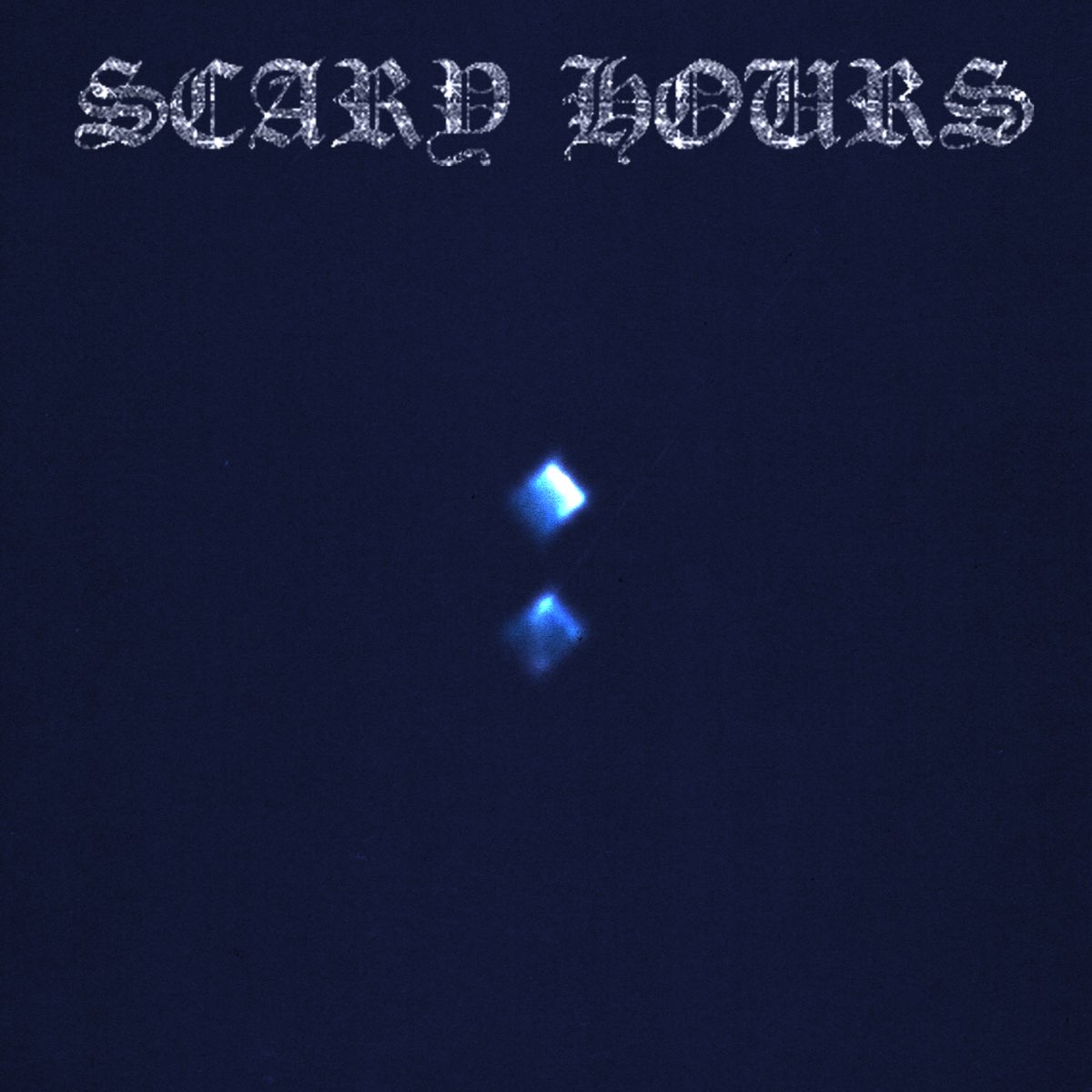 Capa do EP Scary Hours 2, do rapper Drake. A capa é toda azul escura. No topo, está escrito Scary Hours, num fonte super estilizada e com acabamento brilhante, semelhante a um diamante. No meio da capa, está dois quadrados azuis claro. 