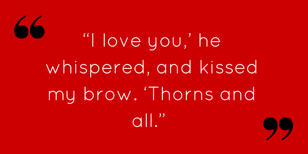 Em um fundo vermelho, está escrito um trecho do primeiro livro: “I love you’, he whispered, and kissed my brown, ‘thorns and all.”