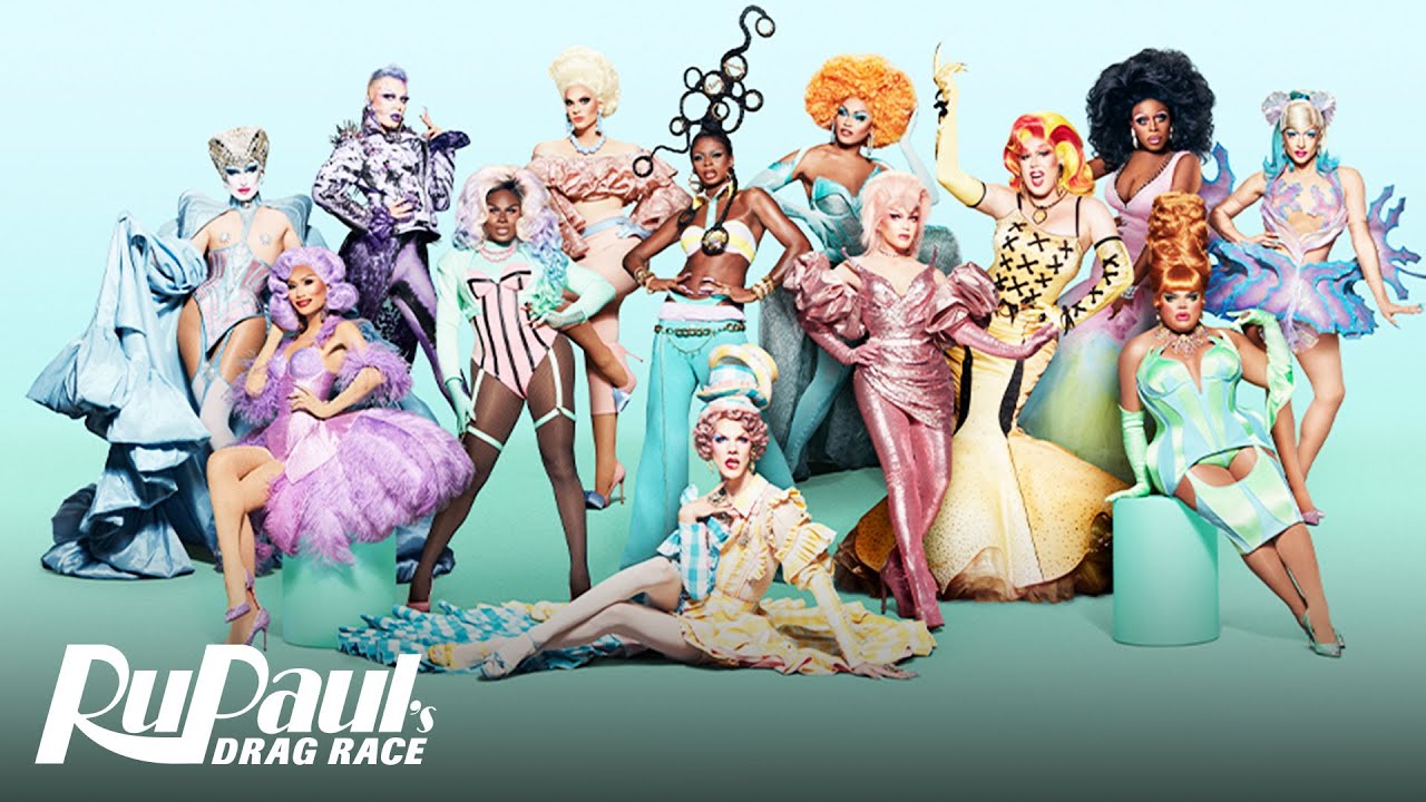 Pôster de divulgação da 13ª temporada do reality show RuPaul’s Drag Race. Nela, vemos as 13 competidoras olhando para a câmera em poses poderosas e diferentes. O fundo é verde pastel e está o logo do programa em branco no canto inferior esquerdo.