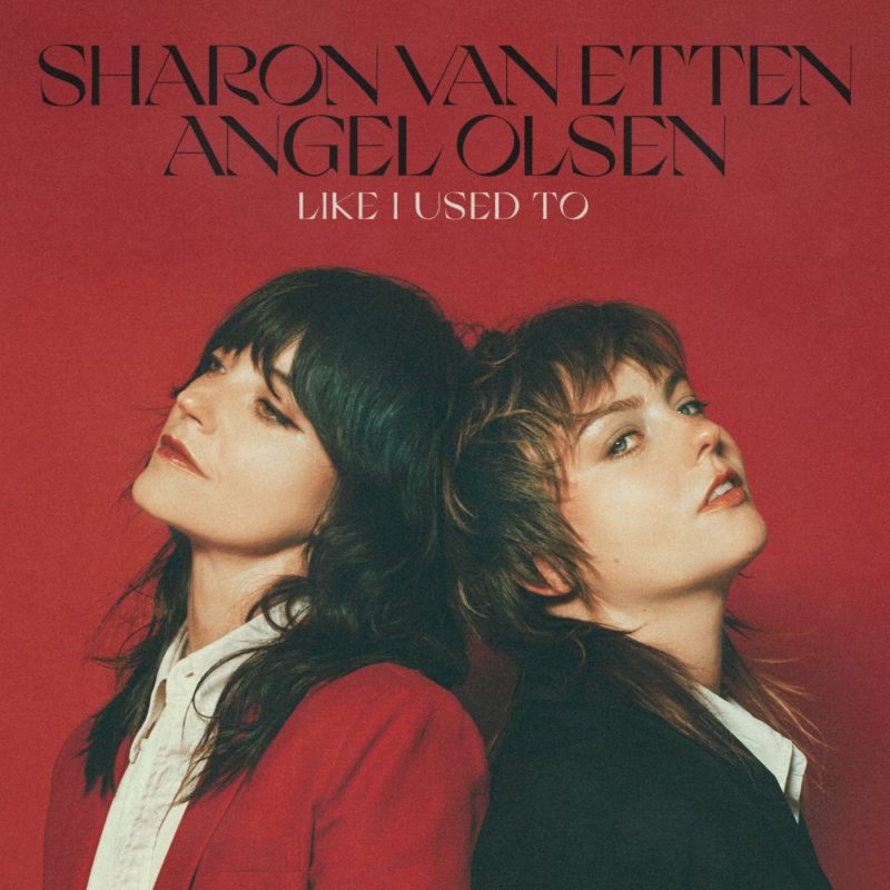 Capa do single com as duas cantoras de costas uma para a outra em um fundo vermelho