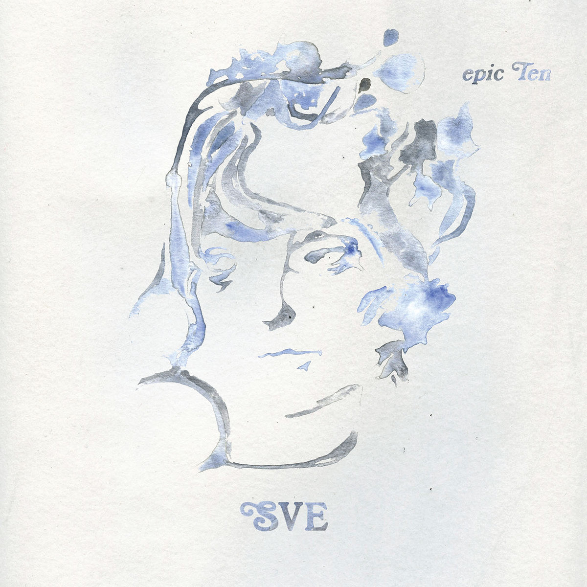  Capa do álbum Epic Ten. Nele consta um fundo branco texturizado, onde está no centro o desenho de um rosto de uma mulher, em tons de azul claro e cinza, que estão mesclados. Em baixo estão as iniciais da cantora, SVE, também em tons de azul e cinza.