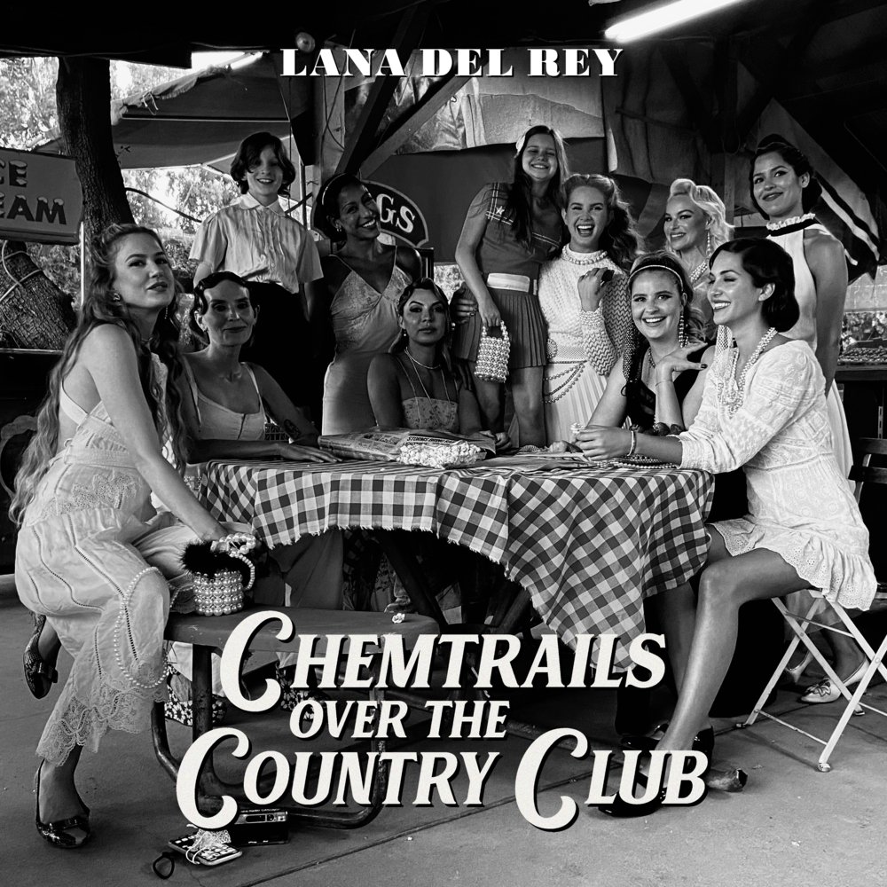 Capa do álbum Chemtrails Over The Country Club. Lana Del Rey sorrindo junto com 11 mulheres, com 5 sentadas numa mesa enquanto Lana e as outras 5 amigas de pé ao redor. Cores todas no estilo preto e branco.