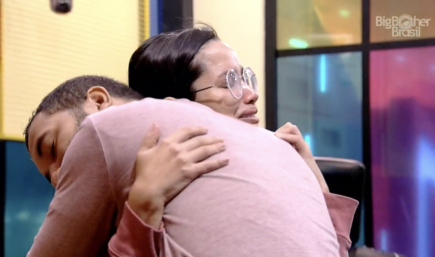 Cena do Big Brother Brasil 21. Os participantes Juliette e Gil estão se abraçando na Academia. Ambos estão com expressão de choro.