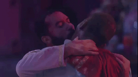 Gif de cena do Big Brother Brasil 21. Gilberto e Lucas se beijam durante uma festa.