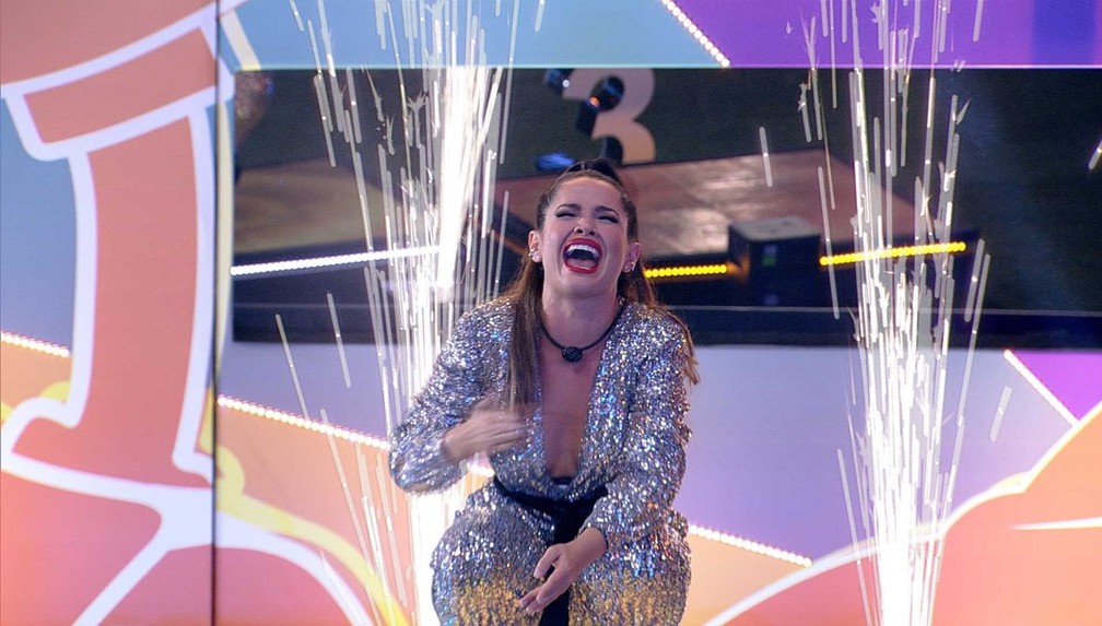 Cena do Big Brother Brasil 21. Juliette, logo após descobrir ser campeã, ajoelha e chora.
