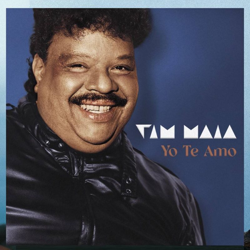 Foto do disco Yo Te Amo. Tim Maia, um homem negro, adulto, de bigode e cabelo preto, está sorrindo para a foto. Podemos vê-lo do peito para cima, usando um casaco preto. Ao seu lado, está escrito TIM MAIA em branco e, abaixo, YO TE AMO em amarelo. O fundo é azul marinho.