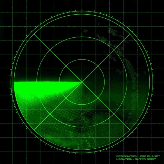 Arte preta e quadrada. No centro, está um radar de busca militar: um círculo verde neon com linhas e uma grade verde no fundo. No canto inferior direito, de verde, está o texto "DESIGNATION: EXO PLANET / LOCATION: OUTER ORBIT”