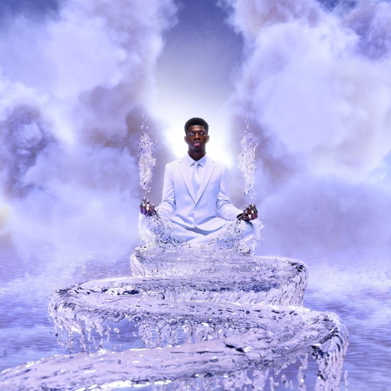 Capa do single Sun Goes Down, de Lil Nas X. Na imagem, Lil Nas X está centralizado na imagem, sentado e trajando um terno branco. Em sua frente há uma ponte de água em curvas sinuosas. De suas mãos sobem jatos de água. No fundo, nuvens brancas em tons roxos.
