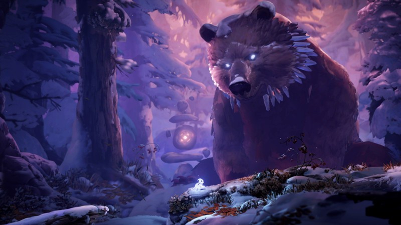 Em meio à floresta coberta de neve, ori, centralizado na imagem, observa um urso marrom gigante, quase do tamanho das árvores, que também tem sua cabeça coberta pela neve.