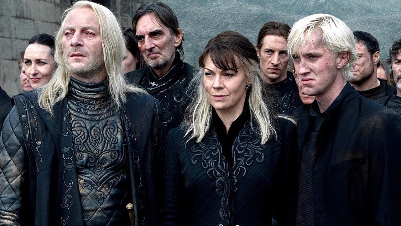 Cena do filme Harry Potter e as Relíquias da Morte: Parte 2. Na cena, vemos a família Malfoy depois da Batalha. Os três são brancos e têm cabelo platinado, quase branco. Na ordem, estão Lúcio, Narcissa e Draco. 