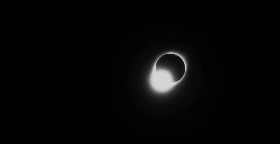 Cena do filme Condor. A imagem mostra um elipse, com a lua parcialmente cobrindo o som, formando um anel luminoso em torno do satélite escurecido na metade direita da imagem. Todo o resto da imagem é preenchido pelo céu preto.