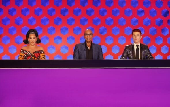 Foto da bancada de jurados de Down Under. Estão sentados, da esquerda à direita, Michelle Visage, RuPaul Charles e Rhys Nicholson.