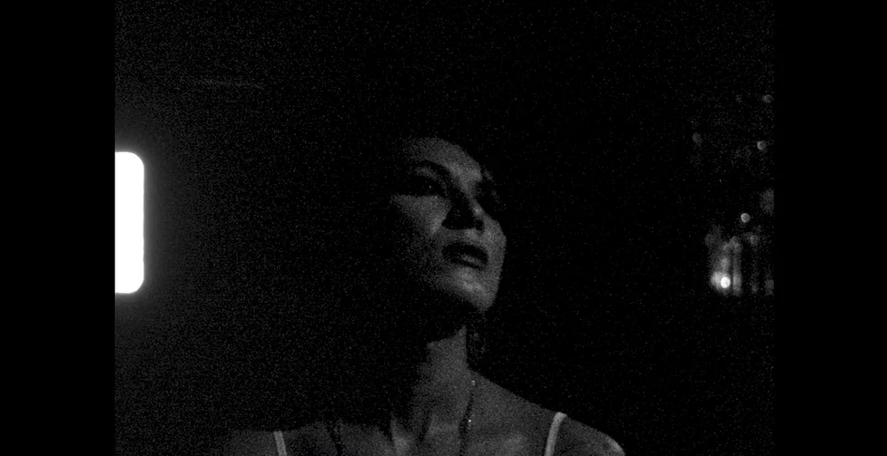 Cena do curta Sem Título #2 exibe, em preto e branco, o rosto de uma mulher olhando para cima.