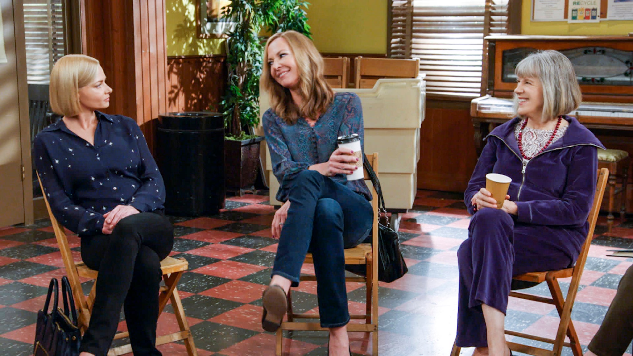 Cena da série Mom que mostra 3 mulheres sentadas e se olhando.