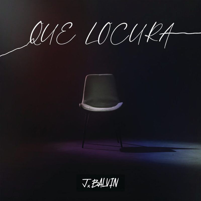 Capa do single Que Locura. Fotografia quadrada, com fundo arroxeado, quase preto. No topo, lemos Que Locura em letras brancas. Um cadeira ocupa o centro da foto e projeta uma sombra no chão. Na parte inferior, lemos J Balvin em letras brancas.