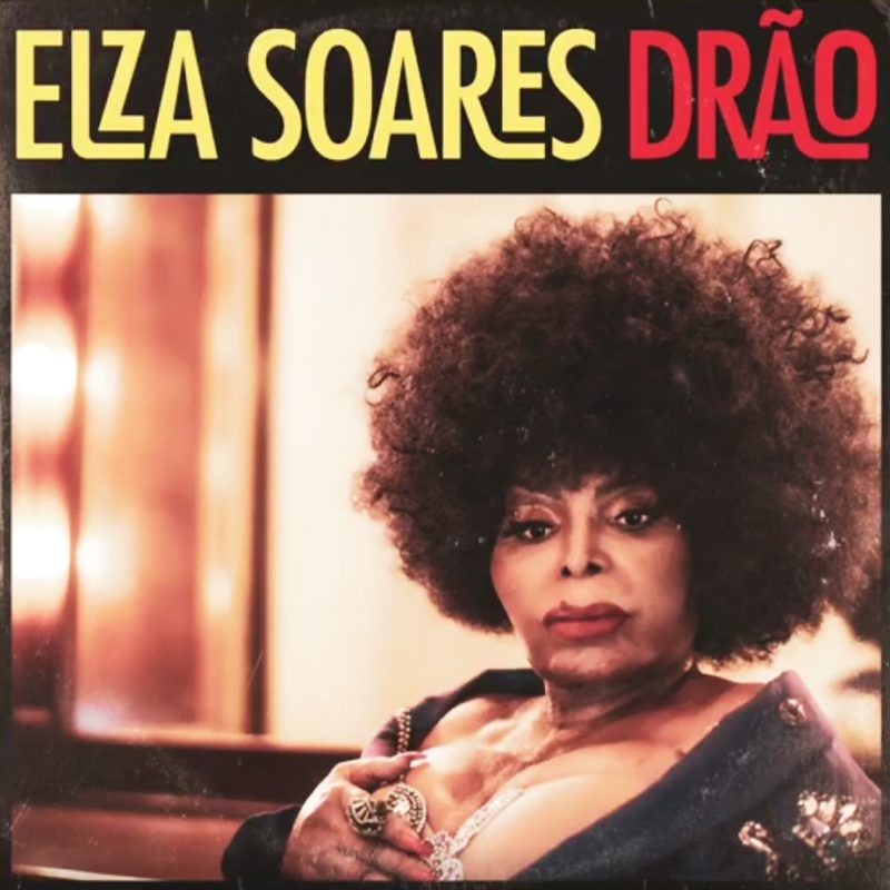 Capa do single Drão de Elza Soares. A imagem mostra uma foto antiga de Elza Soares, uma mulher negra de meia-idade e cabelo afro. 