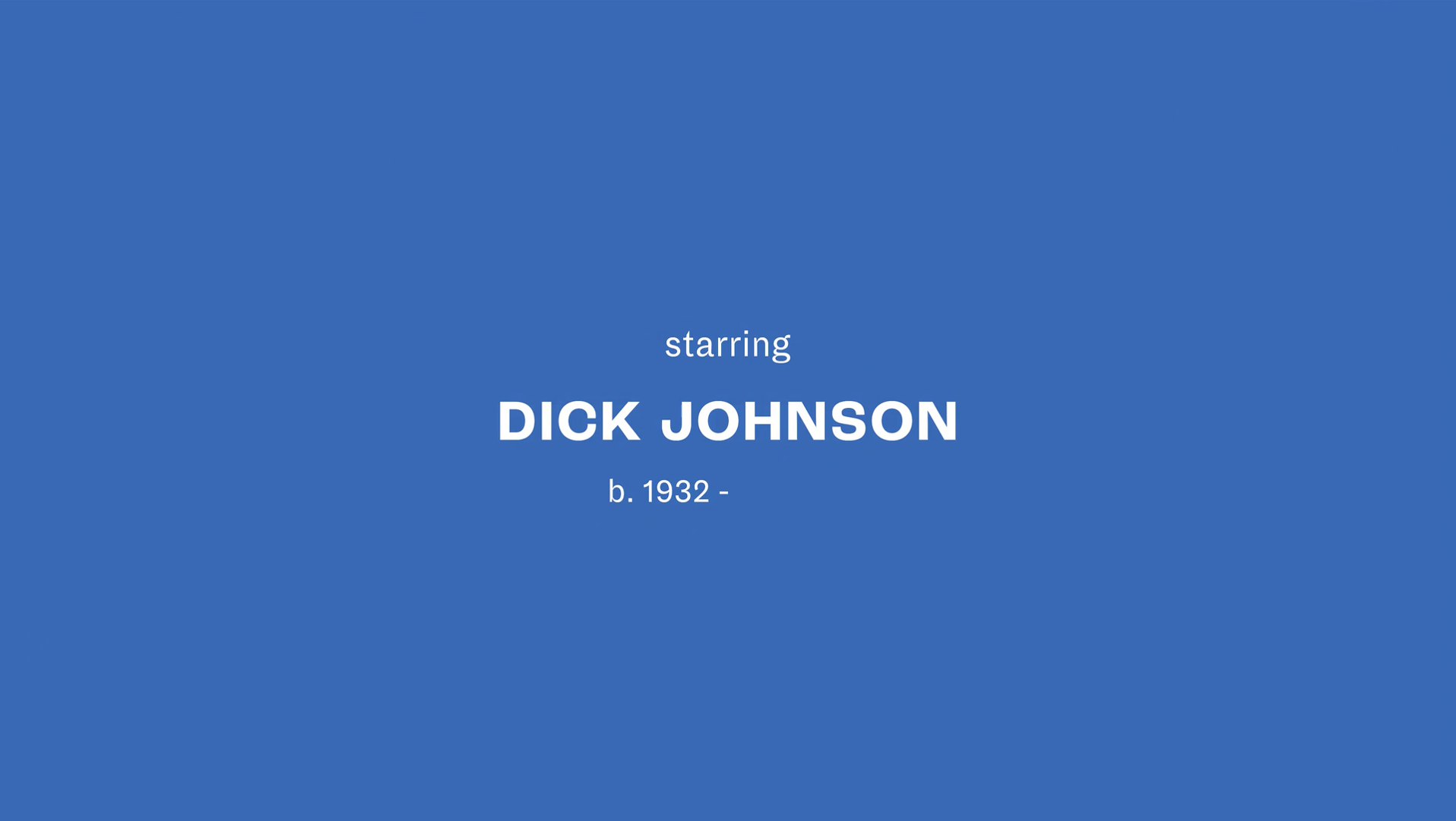 Cena final do documentário. Imagem azul em paisagem, com o escrito “starring/ Dick Johnson/b.1932 - “ no centro.